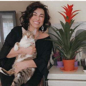 Nilgün Belgün Instagram - 4 Nisan Hayvanları Koruma Günü😻🦮
Kardeşim olmadığı için çocukluğumdan beri evimizde kedimiz vardı.Tekir kedileri de çok severim😻
Okul çağlarında sokaktan kedileri alıp eve getirirdim🤩♥️