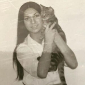 Nilgün Belgün Instagram - 4 Nisan Hayvanları Koruma Günü😻🦮
Kardeşim olmadığı için çocukluğumdan beri evimizde kedimiz vardı.Tekir kedileri de çok severim😻
Okul çağlarında sokaktan kedileri alıp eve getirirdim🤩♥️