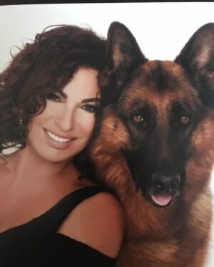 Nilgün Belgün Instagram - #tbt gününe gelsin😍
Bir zamanlar bir yakışıklı ile fotoğraf çektirmiştim…Adı Maço’ydu.Ama asla maço değil çok kibardı🐕