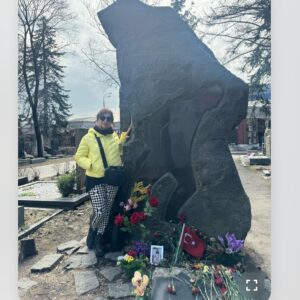 Nilgün Belgün Instagram - Nazım Hikmet’in mezarını ziyaret etmeden Moskovadan dönemezdim♥️

Her gelen sevmez ve hiçbir seven gitmez unutma. Bil ki; giden dönüyorsa sevdiğinden değil, kaybettiğindendir aslında! Nazım Hikmet