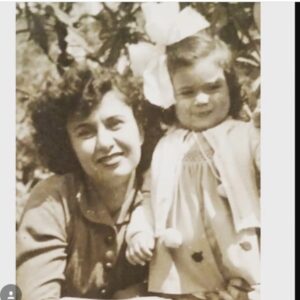 Nilgün Belgün Instagram - Canım Annem Semra Belgün♥️🌹
Oyunculuğumu,neşemi,mutluluğumu,
hayata hep umutla bakmamı,sevgi dolu olmamı kısaca herşeyimi anneme borçluyum🙏♥️
Hayat öğretmenim seni çok özlüyorum💐