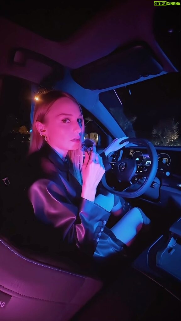 Nilperi Şahinkaya Instagram - Bilen bilir, #ASMR izlemeden uyuyamam🤤🥰😴 @RenaultTurkiye Fransızca telaffuzu zor bir araç çıkarmış🫠 ben de dayanamayıp bu akımla Austral’in tanıtımını yapmaya karar verdim😎😁 Not: Premium segment araç almayı düşünenlere tavsiyem en yakın Renault yetkili satıcısına gitmeleri ve bu aracı test etmeleri✨Austral Hybrid, mükemmel bir otomobil🚀 #HerAnıFarkEt #İşBirliği 👯