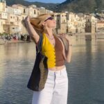 Nilperi Şahinkaya Instagram - SİCİLY! 🇮🇹🍕🍝 🌹ya da Oooo SOLE MİOooo 🌞 #cefalú #sicily #sicilya #ELLEGetawayxClubMed #ThatslEspritLibre #elleturkiye teşekkürler🫶🏻💐 #davet #reklam