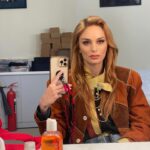 Nilperi Şahinkaya Instagram - yapraklar döküldü kasım göründü bikiniler rafa buna derler kafa hehe