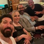 Nilperi Şahinkaya Instagram - bir galanin daha sonundaki after party'nin de sonuna geldik⚡️ayzek'in de dedigi gibi, "biz gemiciyiz baba, sag saglim yanasiriz yani" #donotdisturb styling @a.batuhancetin 🌹 mua @alirizaozdemir sac @feritbelli #reklam