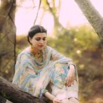 Nimrat Khaira Instagram - Ik ohde roop di dhup tikheri dooja mehkan da tirhaya Teeja ohda rang gulabi O kise gori maan da jaya ~ Shiv Kumar Batalvi 📸 @ravankhosa @channabambayaala