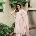 Nimrat Khaira Instagram - I either reply in 0.2 seconds or 4-5 business days 😃😁