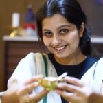 Niranjana Anoop Instagram - അച്ഛനും അമ്മയ്ക്കും ഒരു സ്വീറ്റ് സർപ്രൈസ്! ഈ വിഷു ആഘോഷിക്കാം ഒറ്റക്കെട്ടായി, ഒറ്റക്കൂട്ടായി. നിങ്ങളുടെ വിഷു പ്ലാൻസ് താഴെ കമന്റ് ചെയ്യൂ. Video and Edits 🤗🎥 : @pranavraaaj @akshaykumar_photography #brahminsfood #happyvishu #vishu2023
