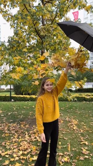 Nisa Sofiya Aksongur Instagram - Autumn 🍂 

#nisasofiya #sonbahar #autumn #akım