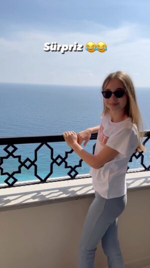 Nisa Sofiya Aksongur Instagram - Sürpriz 🤭🤭

#nisasofiya #tatil #sürpriz