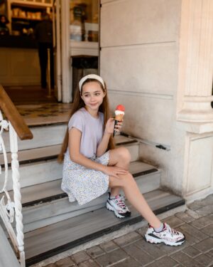 Nisa Sofiya Aksongur Instagram - 🍦 1-2-3-4? 
Photo: @elenayilmazist 

#nisasofiya #pozönerileri #outfitoftheday