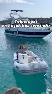 Nisa Sofiya Aksongur Instagram - Markete hep en küçük mü yollanır ? 😅 #nisasofiya #tekne #tatil #mizah