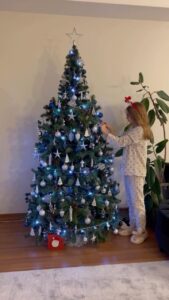 Nisa Sofiya Aksongur Instagram - 🎄 🥰 #yeniyıl #nisasofiya #yılbaşıağacı #dekor #decoration #snow #2023