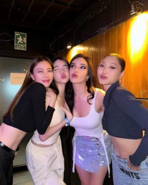 Nisamanee Lertvorapong Instagram - เมื่อรู้สมาชิคที่จะไปเมการอบนี้ก็สนุกแล้ว😍❤️🇺🇸
16-25นี้จะไปลาสเวกัสและซานฟรานงับ ใครอยากดูคอนเท้นอะไรจากพวกเราสี่คน เม้นมาหน่อย อิอิ
ส่วนสปอนคลิปใหญ่รับอีกแค่2ตัวนะค้า เพราะตอนนี้บิน9วันแต่ลค9ตัวมีจริง!!!😂 
บินไปเที่ยว ❌
บินไปหาเงิน ✅