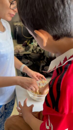 Nisha Agarwal Instagram - This morning cos I missed the memo and sent Ishaan to school a day earlier 🙈 I’m clearly too excited for school to start! 

Have you ever done this too? 

#breakfast #breakfastcookies #school #backtoschool