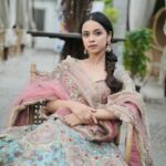 Nitanshi Goel Instagram - 🦢🩷🪞✨ Shoot Concept & Look Designed By:- @nehaadhvikmahajan MUA , Hair & Styling :- @nehaadhvikmahajan 💄Makeup :- @forever52india 📸Photography:- @knotsbyamp 👗Outfit :- @kamalbhaisareesangam 💎Jewellery :- @sonisapphire Assisted By :- Team NAM At @imuseacademy Location📍:- @truetrammtrunk #Phool #LaapataaLadies #nitanshigoel