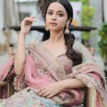Nitanshi Goel Instagram - 🦢🩷🪞✨ Shoot Concept & Look Designed By:- @nehaadhvikmahajan MUA , Hair & Styling :- @nehaadhvikmahajan 💄Makeup :- @forever52india 📸Photography:- @knotsbyamp 👗Outfit :- @kamalbhaisareesangam 💎Jewellery :- @sonisapphire Assisted By :- Team NAM At @imuseacademy Location📍:- @truetrammtrunk #Phool #LaapataaLadies #nitanshigoel
