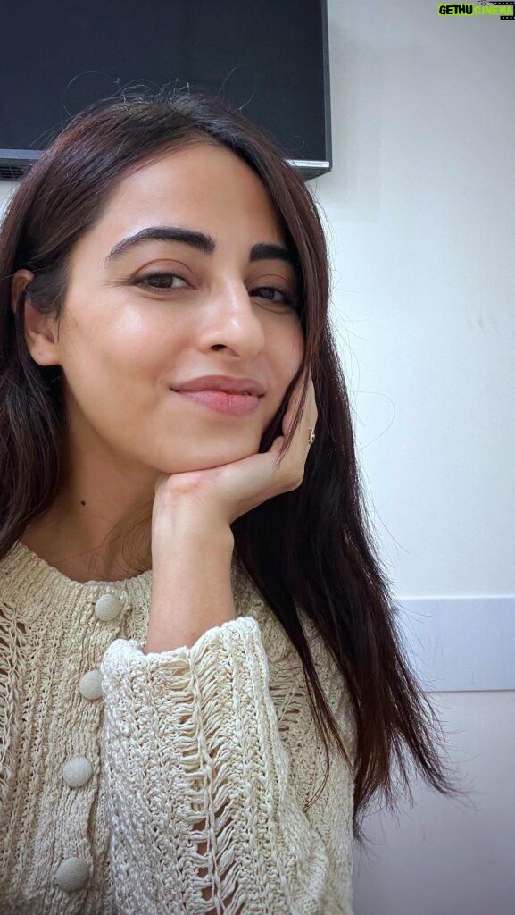 Niyati Fatnani Instagram - ….. mil gayi pareshaniii🤍 #90s #kid #whites #nomakeup #nofilter #look #selfies #niyatifatnani