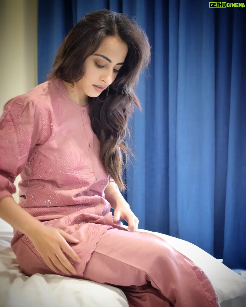 Niyati Fatnani Instagram - Hi there 🌸 Outfit: @kaftanize_clothing Brand pr: @socialpinnaclepr × @styling.your.soul #coord #pink #ootd #fashion #comfy #in #my #skin #niyatifatnani