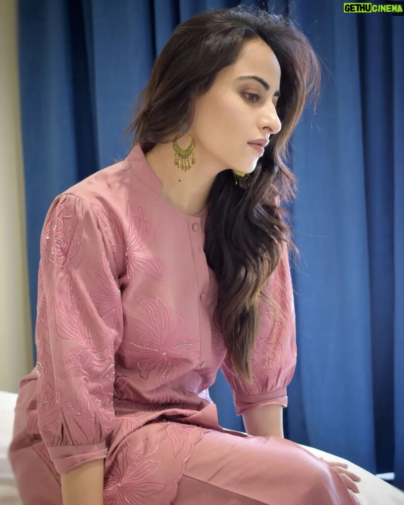 Niyati Fatnani Instagram - Hi there 🌸 Outfit: @kaftanize_clothing Brand pr: @socialpinnaclepr × @styling.your.soul #coord #pink #ootd #fashion #comfy #in #my #skin #niyatifatnani