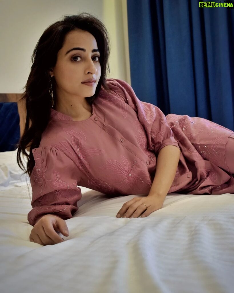 Niyati Fatnani Instagram - Hi there 🌸 Outfit: @kaftanize_clothing Brand pr: @socialpinnaclepr × @styling.your.soul #coord #pink #ootd #fashion #comfy #in #my #skin #niyatifatnani