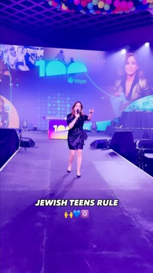 Noa Tishby Instagram - The future generation of Am Israel is sooo CHAI! Over 4,000 amazing teens showed me last night at the @bbyoinsider convention how proud they are to be Jewish. 

This moment on stage gave me goosebumps and gives me so much hope.

Jews are here forever and so is Israel.
AM ISRAEL CHAI FOREVER 🇮🇱💪

Video produced by: @YoavDavis for #DavisMedia