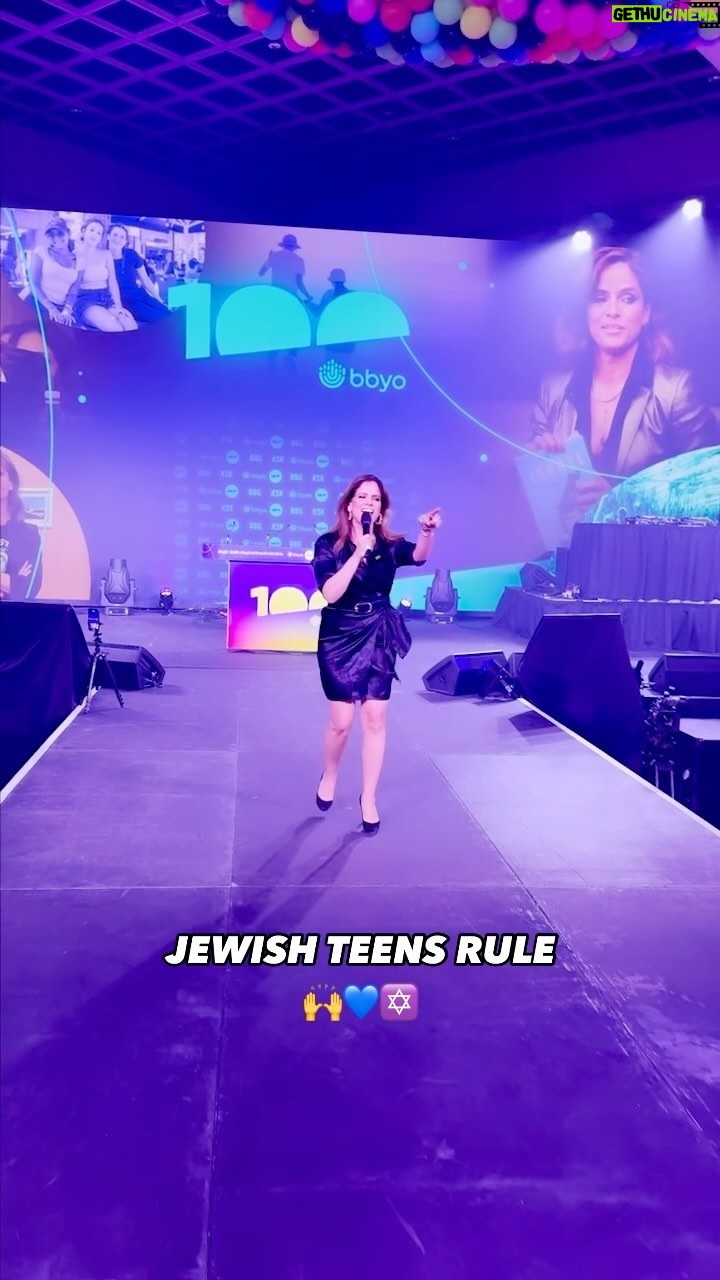 Noa Tishby Instagram - The future generation of Am Israel is sooo CHAI! Over 4,000 amazing teens showed me last night at the @bbyoinsider convention how proud they are to be Jewish. This moment on stage gave me goosebumps and gives me so much hope. Jews are here forever and so is Israel. AM ISRAEL CHAI FOREVER 🇮🇱💪 Video produced by: @YoavDavis for #DavisMedia