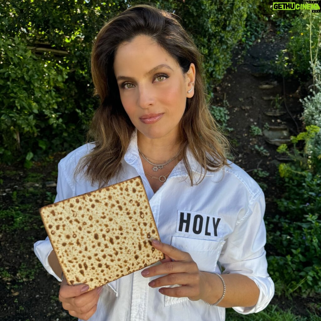 Noa Tishby Instagram - I’m thrilled to take part in the @UJAfedNY #MatzahChallenge dedicated this year to Israel 🇮🇱 For the hostages. For those we lost on October 7. For students on campus. For Jews around the world! Thank you for nominating me @echriqui 💙 For every post with Matzah you share on social media with the #MatzahChallenge during the holiday $18 will go to Israel so post away. I’m challenging: @therealdebramessing, @alonatal and @brettgelman עם ישראל חי! Am Israel Chai! 📸 @YoavDavis 👕: @holyland_civilians