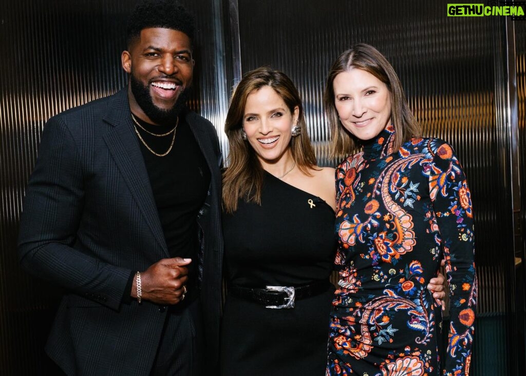 Noa Tishby Instagram - The NYC book launch of “Uncomfortable Conversations with a Jew” with @emmanuelacho. Thank you @tizzielisch for hosting us. Dress: @nililotan Make up: @lisaaharon Hair: @paulwarrenhair Style: @yaelquint