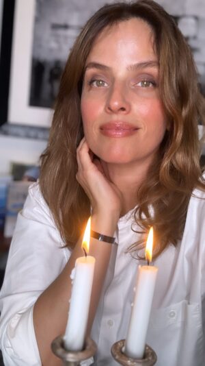 Noa Tishby Instagram - Today, on International Women’s Day, the one thing we know for sure about the future is that Jewish women will be lighting Shabbat candles. Shabbat shalom, Am Yisrael Chai, and Bring them home.

#bringthemhome 

Thank you Gidi Grinstein for the inspiration for this post 💙
