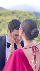 Nohely Arteaga Instagram - Feliz inicio de semana😀 Comparto con ustedes imágenes de la boda de mi hijo mayor Leo así le digo desde niño . Oscar y Mariana los bendigo y los lleno de Amor ❤️les auguro un matrimonio , donde prevalezca todo lo bueno donde crezcan y sean cada día más cómplices y leales en sus sueños y metas!🙏 Fue una boda maravillosa donde reunieron a la familia y a sus amigos más cercanos a disfrutar del Amor y la Alegría que nos regalaron en todo momento, eso hizo que fuera una velada mágica 😄👏👏👏👏❤️❤️❤️ Que viva El Amor❤️ Brindó por ustedes🥂 Gracias por llenar mi ❤️de tanto júbilo , alegría y gratitud. Hernán y yo los bendecimos 😍❤️🙏 Los amamos infinito 🥰❤️ Gracias a la familia y a los amigos 😀 🫶 Gracias @durantydiego ( mi vestido 😍) @calzadoezio 🤩 @guzmanjuandedios🥰 @cotillonbymarca @gabirodriguezo