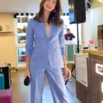 Nohely Arteaga Instagram - Feliz tarde 😀 Jueves #TBT Hoy comparto imágenes de mi experiencia como presentadora en la conferencia “Siendo tú. Todo es posible” @lamoreandmore donde me estrene un espectacular traje sastre de @versioninteligente que me hizo lucir elegante para esta ocasión.🤩