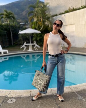 Nohely Arteaga Instagram - Feliz tarde🥰
“Nada se siente mejor que reaccionar diferente a algo que en el pasado te hubiera hecho perder el control “. Leído por allí. Feliz semana🤗

@tiwivenezuela 😎😍