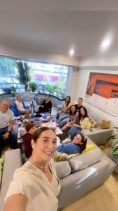 Nohely Arteaga Instagram - Feliz viaje ❤️ Hoy nos tocó despedir a nuestro hijo Jr, ya le tocaba estar físicamente en su trabajo! El amor que uno siente por los hijos es incondicional y parte de ese amor es permitirles volar! Te Amamos hijo de mi ❤️ Dios te bendiga siempre🥰