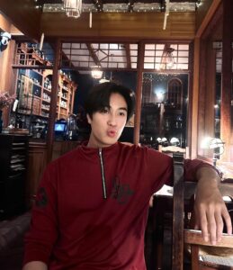 Norawit Titicharoenrak Instagram - 新年快乐！红包拿来🧧 พร้อมขายของไปในตัว5555