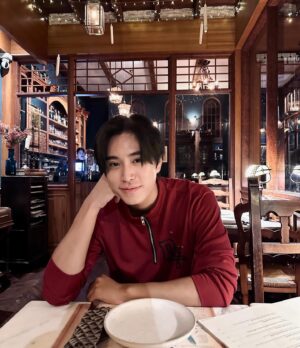 Norawit Titicharoenrak Instagram - 新年快乐！红包拿来🧧 พร้อมขายของไปในตัว5555