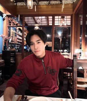 Norawit Titicharoenrak Instagram - 新年快乐！红包拿来🧧 พร้อมขายของไปในตัว5555