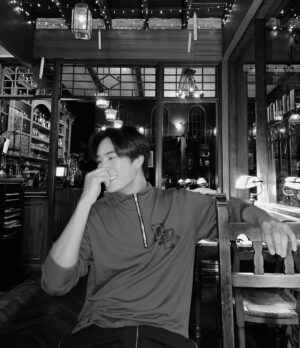 Norawit Titicharoenrak Instagram - 新年快乐！红包拿来🧧 พร้อมขายของไปในตัว5555