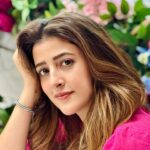 Nupur Sanon Instagram - Of Pinks and flowers and everything naturally magical! 🎀🩵🧿