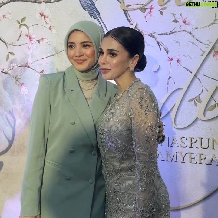 Nur Fazura Instagram - Briefly attended the #BOHCameronianArtsAwards in support of @bohteamalaysia and artists who were nominated, congratulations everyone! 🎉 Ended the night at beautiful @amyera.z ‘s Raya gathering with my sisters @puteri_azureen @husnahanafi . Thank you all for having me. 💖 📸: @hasifikri