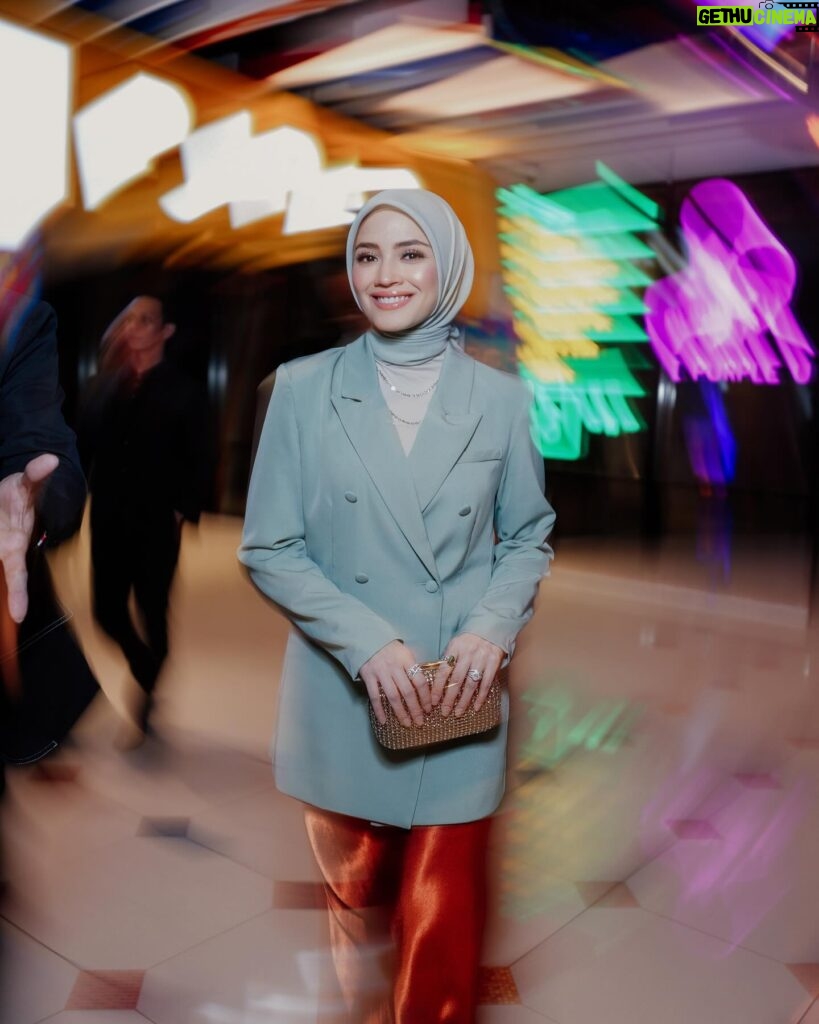 Nur Fazura Instagram - Briefly attended the #BOHCameronianArtsAwards in support of @bohteamalaysia and artists who were nominated, congratulations everyone! 🎉 Ended the night at beautiful @amyera.z ‘s Raya gathering with my sisters @puteri_azureen @husnahanafi . Thank you all for having me. 💖 📸: @hasifikri