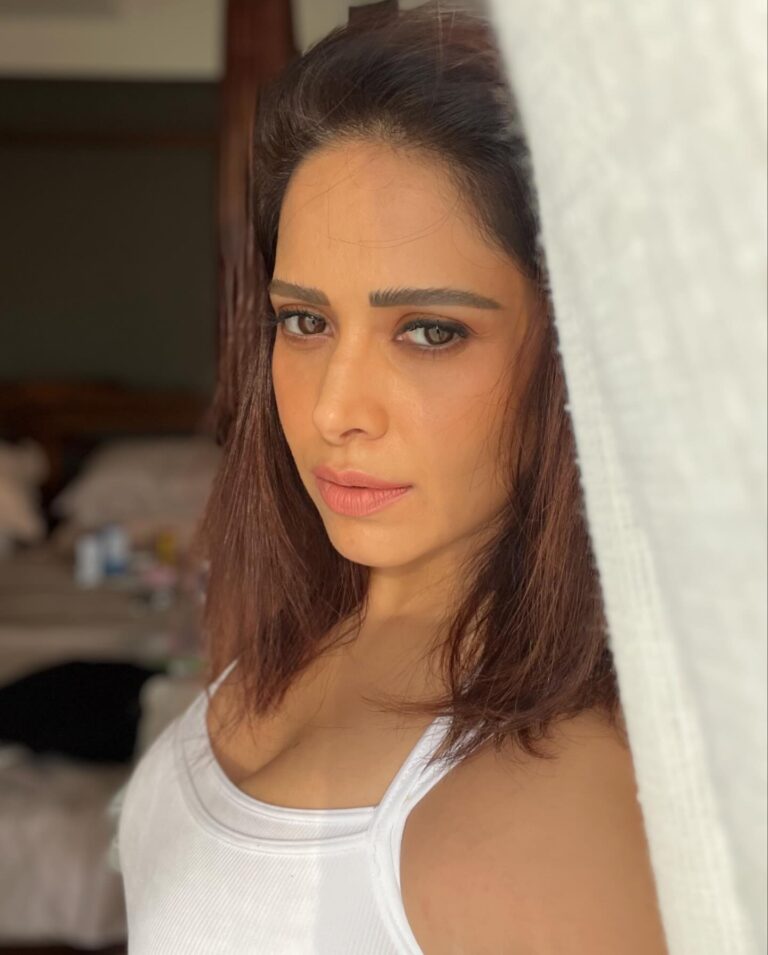 Nushrratt Bharuccha Instagram - Photo mein bhi Main, Photographer bhi Main 🤝🧏🏻‍♀️ The setting Sun being my only source of light and Curtain being my only filter!