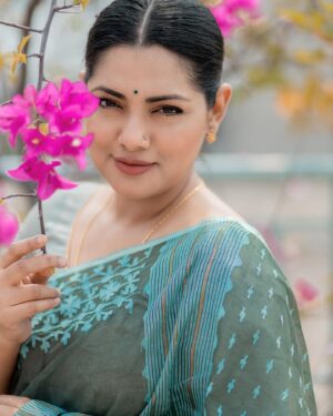 Nusrat Imroz Tisha Instagram - মম চিত্তে নিতি নৃত্যে কে যে নাচে
তাতা থৈথৈ, তাতা থৈথৈ, তাতা থৈথৈ!
PC: @zutons_snapshoot 
#tisha #nusratimrosetisha #imrose #song #enjoylife #sundayvibes #ramadanmubarak