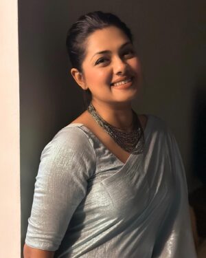 Nusrat Imroz Tisha Instagram - আপনাদের ভালোবাসায় আমি খুব সুন্দর একটা বছর কাটালাম। আলহামদুলিল্লাহ। বছরটা শেষ করতে চাই আপনাদের সাথে লাইভের মধ্য দিয়ে! আজকে রাত আটটায়, আমার পেজ থেকে আসবো লাইভে। 
দেখা হচ্ছে। হ্যাপি নিউ ইয়ার ইন অ্যাডভান্স।
#tisha #nusratimrosetisha #imrose #happynewyear #sunday