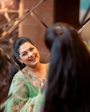 Nusrat Imroz Tisha Instagram - I love mirrors because they love me 🪞🪞 
PC: @zutons_snapshoot 
#tisha #nusratimrosetisha #imrose #mirrorpic #loveyourself