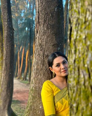 Nusrat Imroz Tisha Instagram - আজকে ভোর ৬টায় শুটিংয়ের ফাঁকে কে আমার ছবি তুলে দিচ্ছে? 
“সামথিং লাইক অ্যান অটোবায়াগ্রাফি”র জন্য আমি একটা কিছু করেছি যেটা সচরাচর করি না। শীঘ্রই দেখতে পারবেন।
অটোবায়োগ্রাফি আসছে নভেম্বর ৩০ তারিখ, তার আগে আসছে হলুদ শাড়ী 😍
#tisha #nusratimrosetisha #imrose #mostofasarwarfarooki #ilhamnusratfarooki #chorki #november30