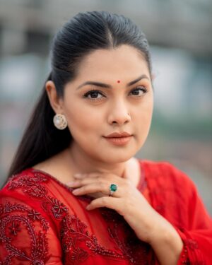 Nusrat Imroz Tisha Instagram - Happy friday everyone ❤️❤️
PC: @zutons_snapshoot 
Outfit: @gulzaar_clothing 
#tisha #nusratimrosetisha #imrose #happyfridayeveryone #ramadanmubarak2020