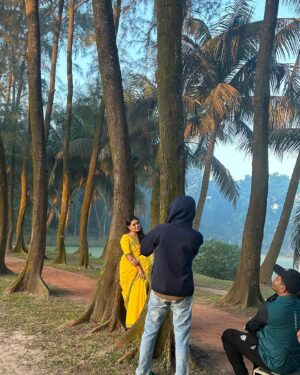 Nusrat Imroz Tisha Instagram - আজকে ভোর ৬টায় শুটিংয়ের ফাঁকে কে আমার ছবি তুলে দিচ্ছে? 
“সামথিং লাইক অ্যান অটোবায়াগ্রাফি”র জন্য আমি একটা কিছু করেছি যেটা সচরাচর করি না। শীঘ্রই দেখতে পারবেন।
অটোবায়োগ্রাফি আসছে নভেম্বর ৩০ তারিখ, তার আগে আসছে হলুদ শাড়ী 😍
#tisha #nusratimrosetisha #imrose #mostofasarwarfarooki #ilhamnusratfarooki #chorki #november30