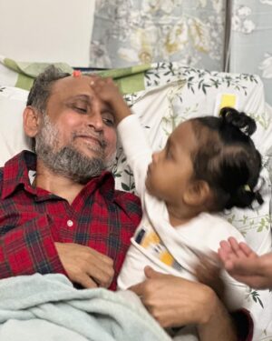 Nusrat Imroz Tisha Instagram - ২৯ তারিখে মোস্তফা সরয়ার ফারুকীর একটা সিটিস্ক্যান হয়েছে। আলহামদুলিল্লাহ সিটিস্ক্যানের রিপোর্ট ভালো এসেছে ,রিকভারি হচ্ছে। বাসায় নিয়ে আসার পরপরই ইলহামের সাথে খেলায় মজে গেছে মোস্তফা। অনেক দুর্বলতার মাঝেও সন্তানের প্রত্যেকটা খেলায় সায় দেওয়ার চেষ্টা করছে সে। বাবা মেয়ের এই ভালোবাসার ছবি না তুলে আর থাকতে পারলাম না ।আলহামদুলিল্লাহ। সবাই দোয়া করবেন।
#tisha #nusrtaimrosetisha #imrose #mostofasarwarfarooki #ilhamnusratfarooki #familytime #prayforus