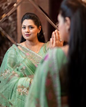 Nusrat Imroz Tisha Instagram - I love mirrors because they love me 🪞🪞 
PC: @zutons_snapshoot 
#tisha #nusratimrosetisha #imrose #mirrorpic #loveyourself